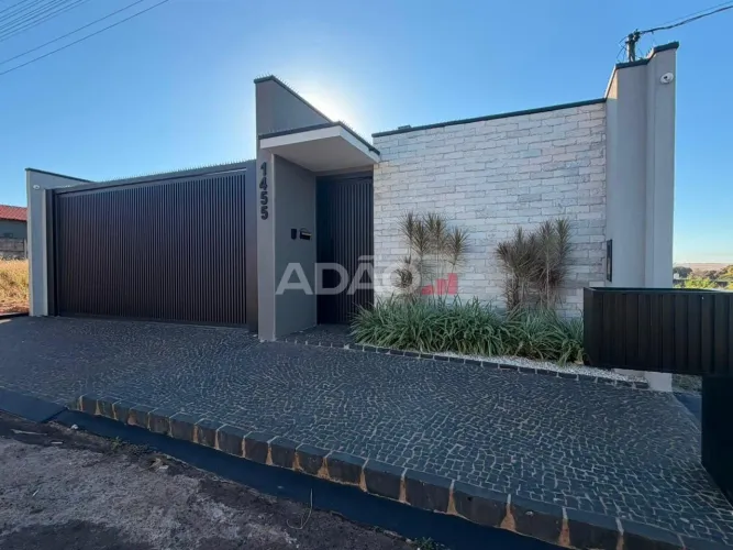 CASA TERREA A VENDA COM 4 QUARTOS E PISCINA - NO CENTRO DE GOIATUBA - GOIAS