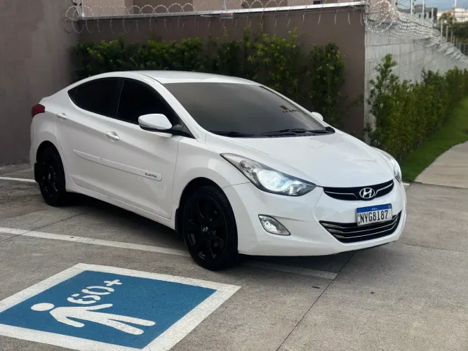 Hyundai Elantra GLS 1.8 16V Aut. 2013