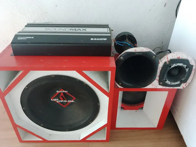 Vende-se caixa de som Bob funcionando perfeitamente bate muito