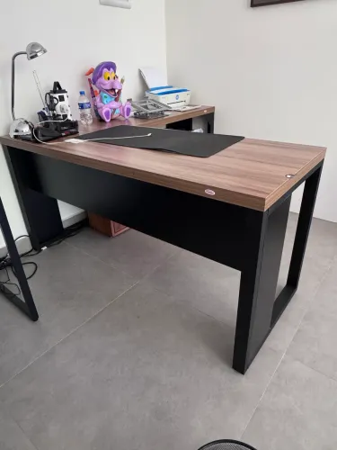 Mesa de Escritório em L - Linha Start - Nogal e Preto - Estrutura Metálica