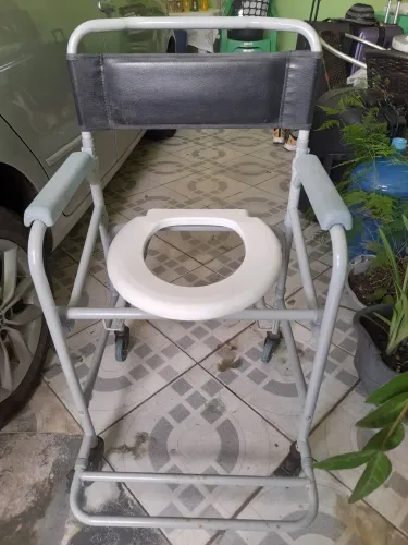 Cadeira de rodas para banho.