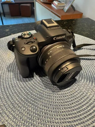 Camera Canon R50
