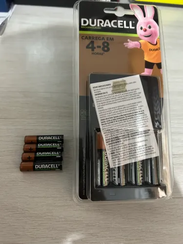 Carregador de Pilhas Duracell AA e AAA + 4 pilhas AAA Recarregáveis