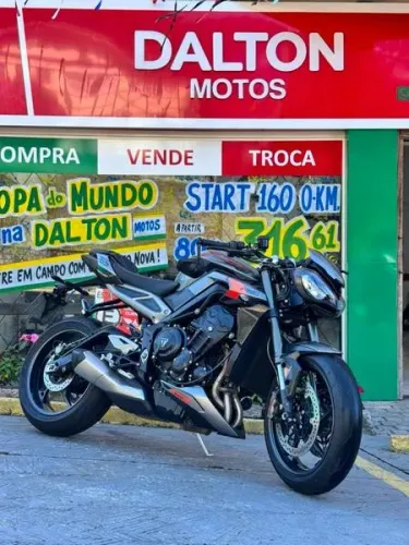 TRIUMPH STREET TRIPLE RS 2023