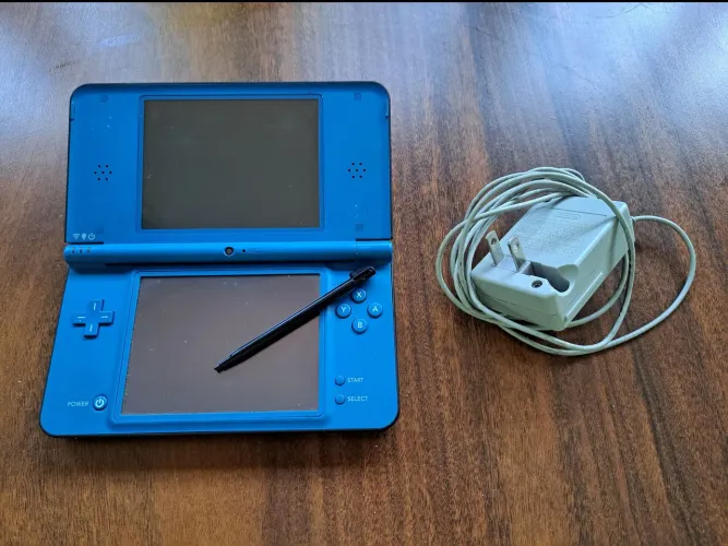 Nintendo DSi XL azul desbloqueado com caneta e carregador