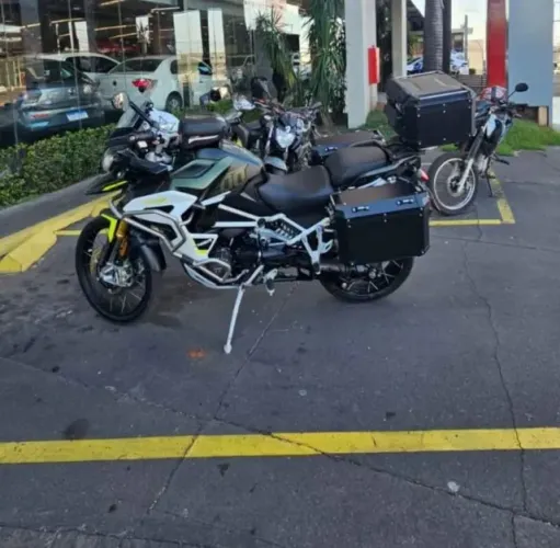 Tiger 1200 Rally Explorer com acessórios