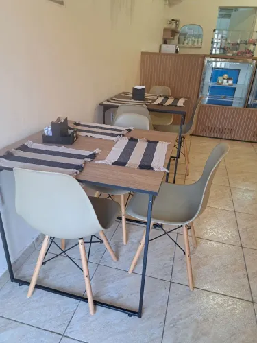 Conjunto de mesa e cadeiras estilo retrô