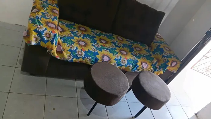 Sofá de 3 lugares com 2 puf
