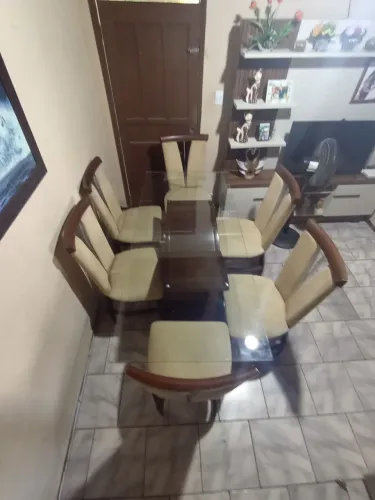 Mesa de vidro com 6 cadeiras estofadas em madeira maciça 