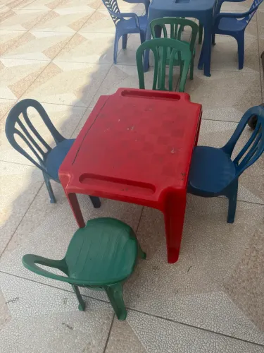 Conjunto mesa e 4 cadeiras infantis de plástico várias cores 