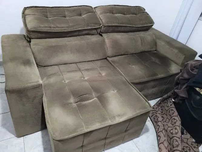 Sofá Retrátil e Reclinável com Chaise, cor marrom, tecido suede
