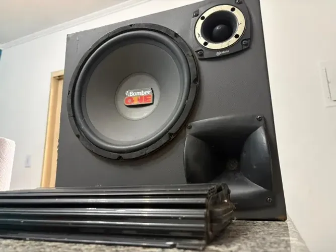 CAIXA DE SOM AUTOMOTIVA BOMBER ONE + MÓDULO CORZUS PR5100