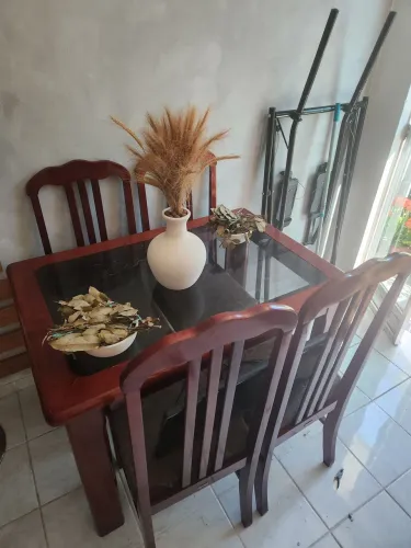 Mesa de madeira 4 lugares