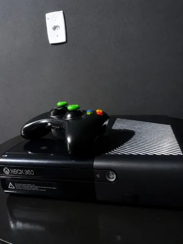 Xbox 360 Super Slim Desbloqueado + HD 500GB + 1 Controle | Revisado