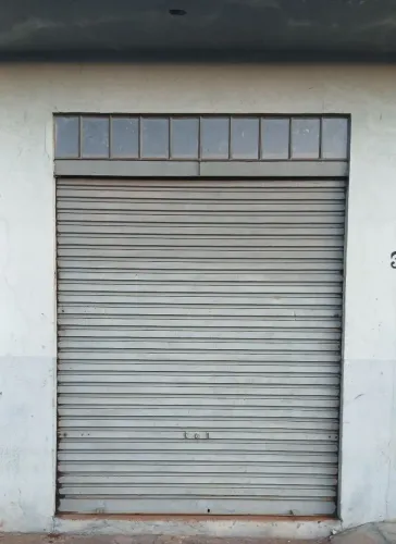 Vendo porta de enrolar para comércio