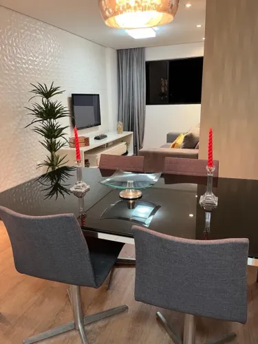 Vendo 4 cadeiras de mesa com pés de inox