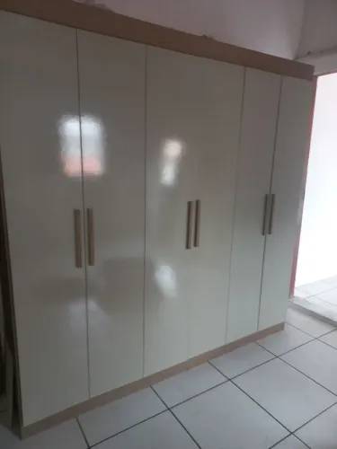 Guarda roupas casal super espaçoso 
