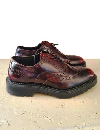 Sapato de couro com brogue bordô | ZARA
