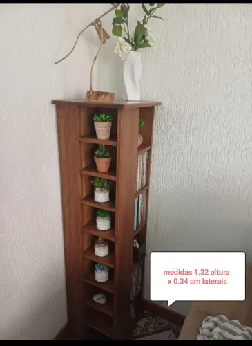 Prateleira decorativa, madeira maciça para laterais bem conservado.