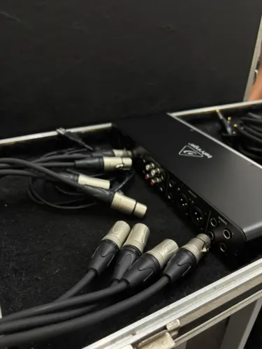 Behringer U-Phoria UMC404HD 2ª Geração + Cabos Premium + Case ( sistema VS)