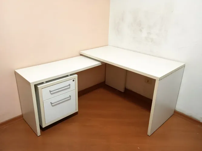 Mesa de escritorio em L com gaveteiro