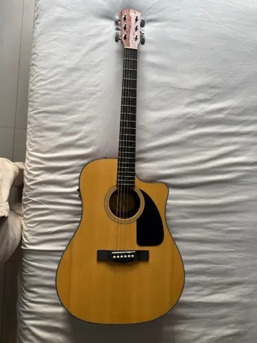 Violão Fender com case rígido