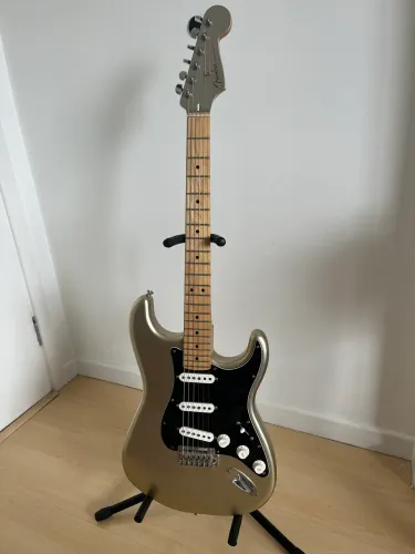Guitarra Fender Stratocaster Edição limitada Aniversário 75 anos