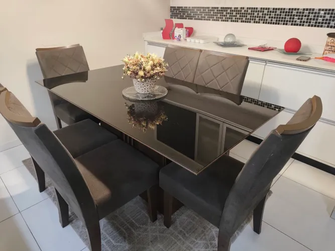 Vendo Jogo de Mesa de Jantar com 6 cadeiras em ótimo estado