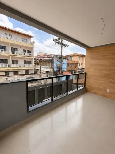Apto 2 Quartos com Varanda, de Frente, 1 vaga, rua principal da Penha Circular