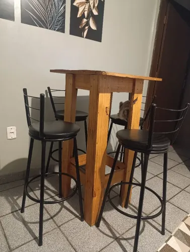 Mesa bistrô feita com madeira pinus com as cadeiras