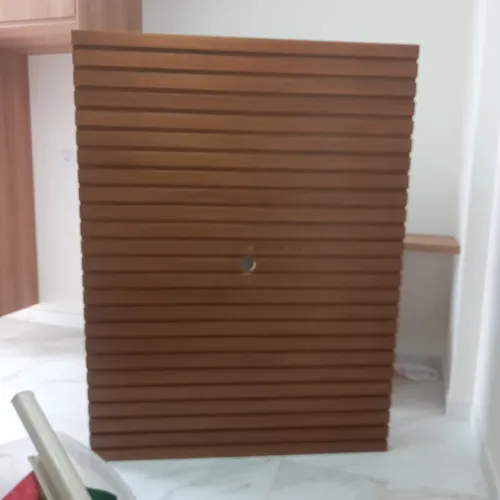 Painel ripado para TV em madeira + prateleira