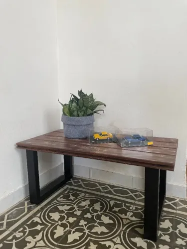 Mesa de centro com pés de ferro