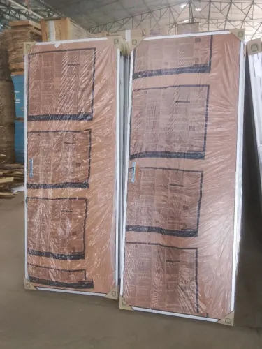 Porta galvanizada e de MDF compensado vai completo