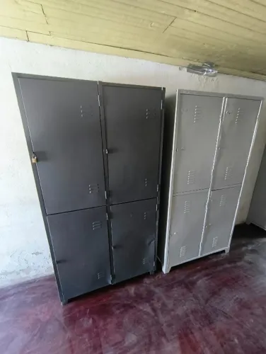 Roupeiro de aço 4 portas (armário)