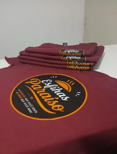 Camisas e canecas personalizadas
