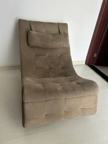 Poltrona com leve apoio aos pés