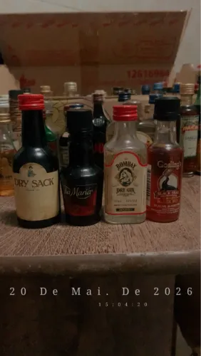 Coleção de miniaturas de bebidas diferentes