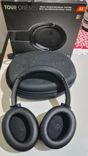 fone jbl tour one m2