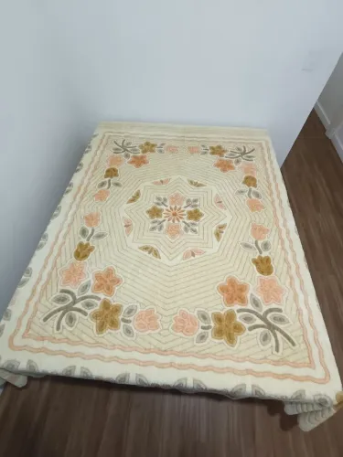 Colcha Nova Jolitex casal retrô, flores em relevo.