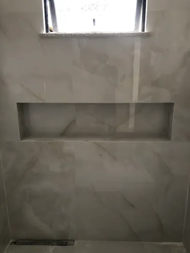 Pedreiro de assentamentos de pisos e porcelanato 