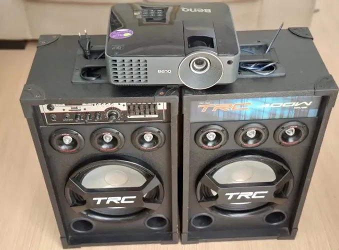 Caixa de som amplificada TRC 369 + projetor Benq 2700 lúmens