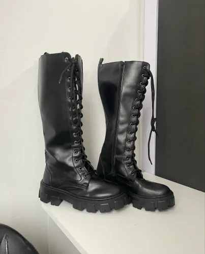 Bota coturno tratorada cano longo preta