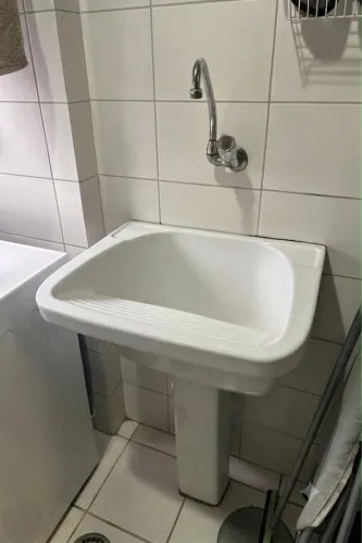 Tanque de louça branco com pedestal + torneira