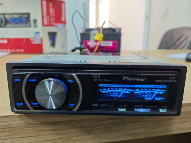 Relíquia automotiva anos 2000 Pioneer com gráficos