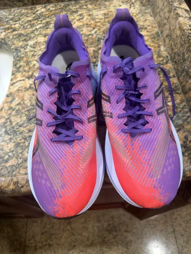 Asics megablast, tido como melhor tênis de corrida do mundo.