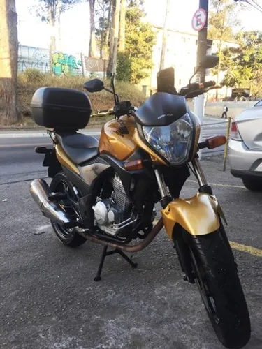 CB 300R Dourada