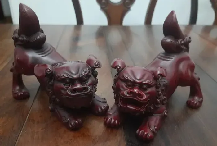 Par de Dragões Shishi Cultura Chinesa em Resina Vermelho Vinho 9cm<br>