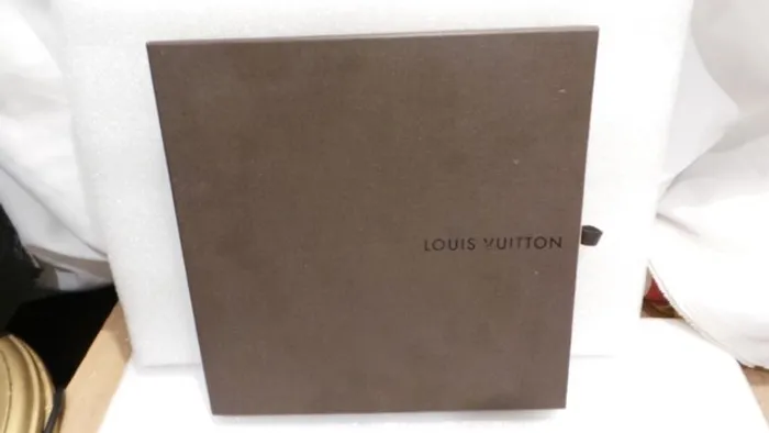 Caixa vazia da louis vuitton medindo 27cm x27cm
