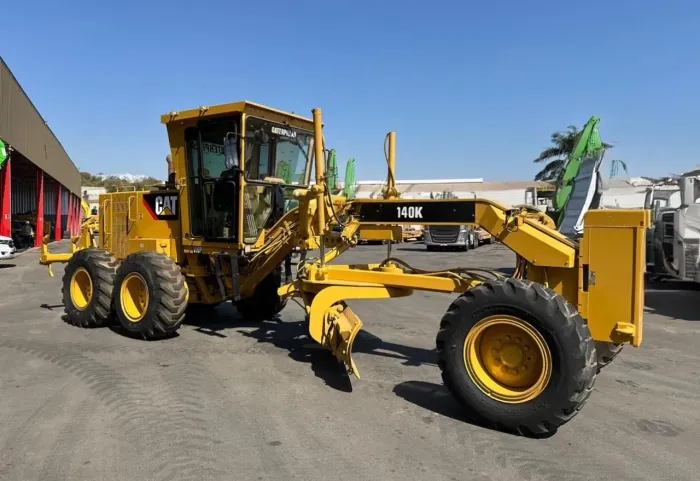 Motoniveladora Caterpillar 140K ano 2018 com 8200 horas, em MG