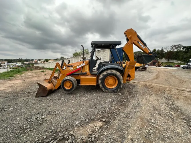 Retroescavadeira Case 580M 2011 4X4 